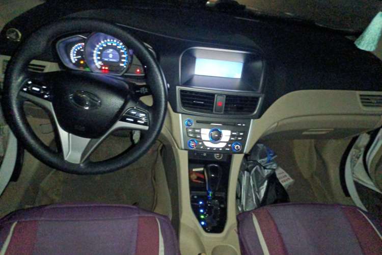 Used Soueast V6 Lingshi 2013 1.5L CVT Luxury Edition Center Console