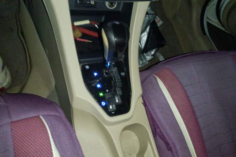 Used Soueast V6 Lingshi 2013 1.5L CVT Luxury Edition Gear Lever