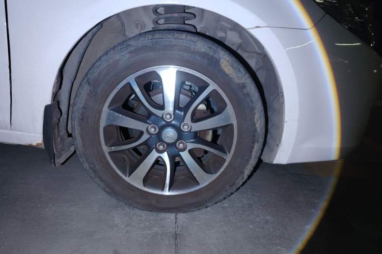 Used Soueast V6 Lingshi 2013 1.5L Manual Comfort Edition Right Front Wheel Hub