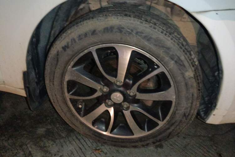 Used Soueast V6 Lingshi 2013 1.5L CVT Luxury Edition Right Front Wheel Hub