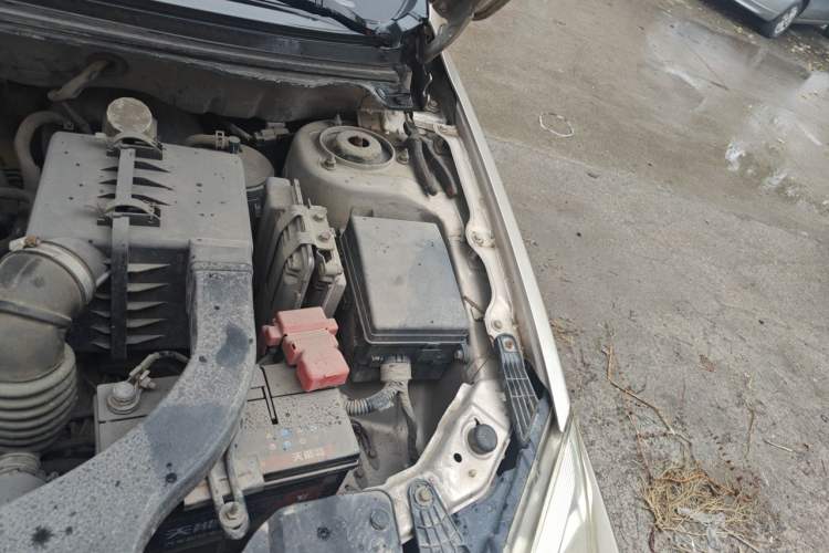 Used Soueast V6 Lingshi 2013 1.5L CVT Standard Edition Engine Bay Left