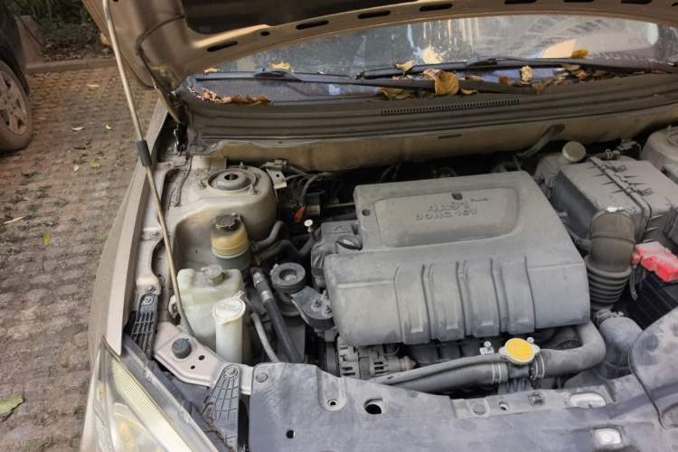 Used Soueast V6 Lingshi 2013 1.5L CVT Flagship Edition Engine Bay Right
