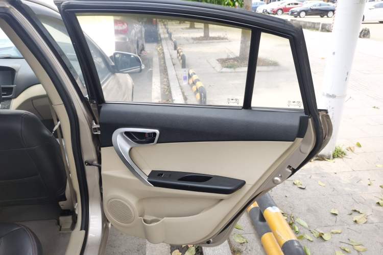 Used Soueast V6 Lingshi 2013 1.5L Manual Standard Edition Interior 3