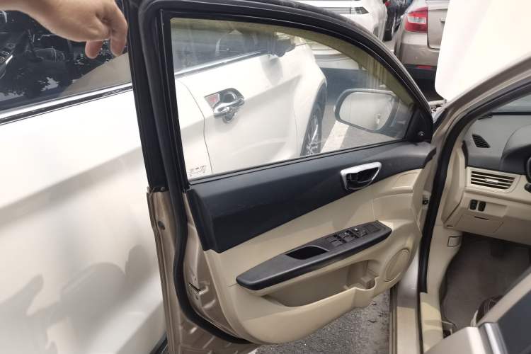 Used Soueast V6 Lingshi 2013 1.5L Manual Standard Edition Interior 4