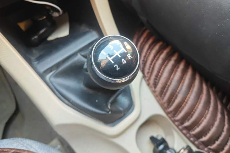 Used Soueast V6 Lingshi 2014 1.5L Manual Luxury Edition for Women Gear Lever