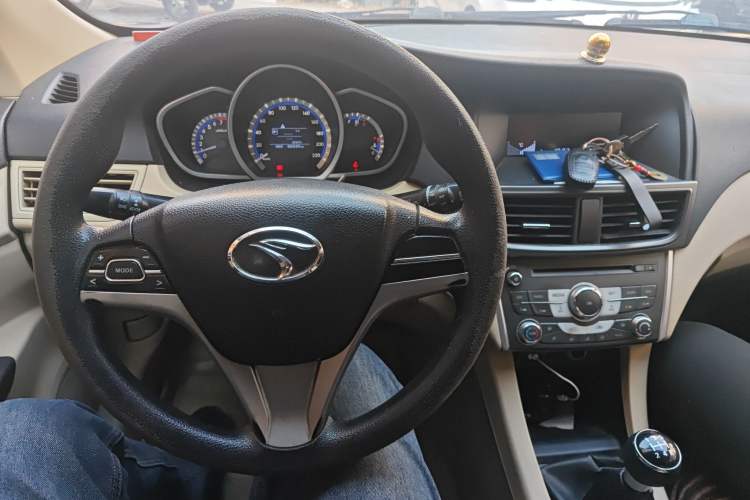 Used Soueast V6 Lingshi 2014 1.5L Manual Luxury Edition for Women Steering Wheel