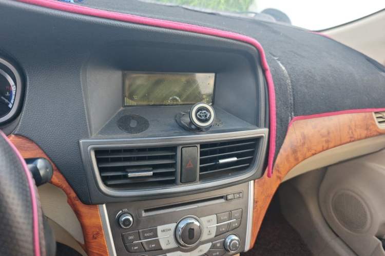 Used Soueast V6 Lingshi 2014 1.5L Manual Luxury Edition for Women Audio And AC Panel