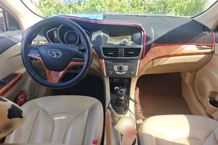 Used Soueast V6 Lingshi 2014 1.5L Manual Luxury Edition for Women Center Console