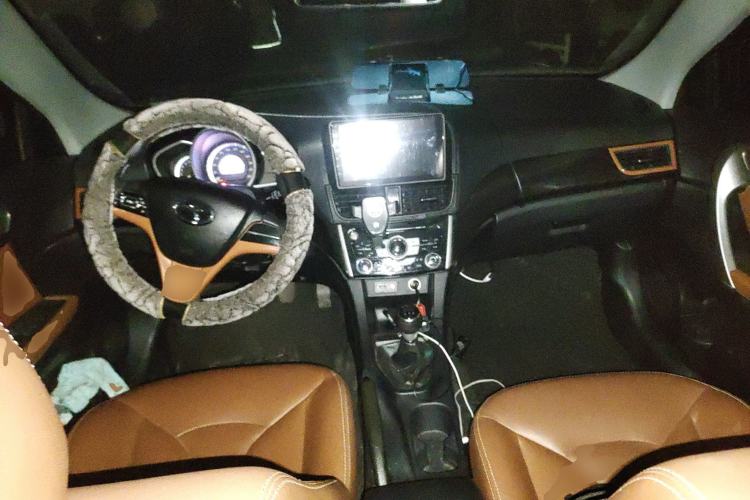 Used Soueast V6 Lingshi 2014 1.5L Manual Luxury Edition for Women Center Console