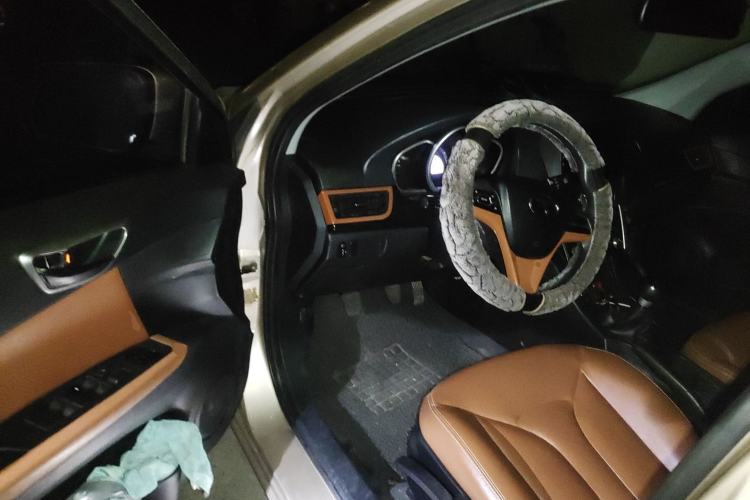 Used Soueast V6 Lingshi 2014 1.5L Manual Luxury Edition for Women Driver Seat