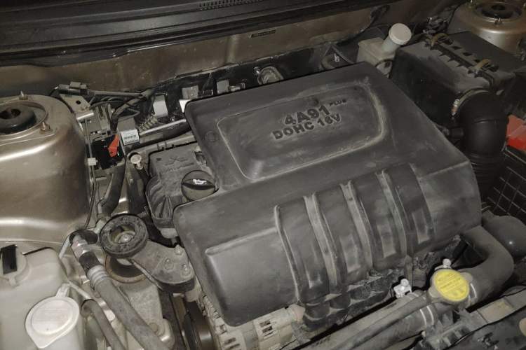 Used Soueast V6 Lingshi 2014 1.5L Manual Luxury Edition for Women Engine Bay Right