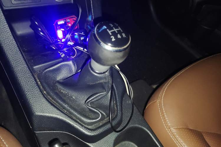 Used Soueast V6 Lingshi 2014 1.5L Manual Luxury Edition for Women Gear Lever