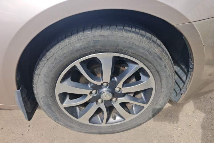 Used Soueast V6 Lingshi 2014 1.5L Manual Luxury Edition for Women Right Front Wheel Hub