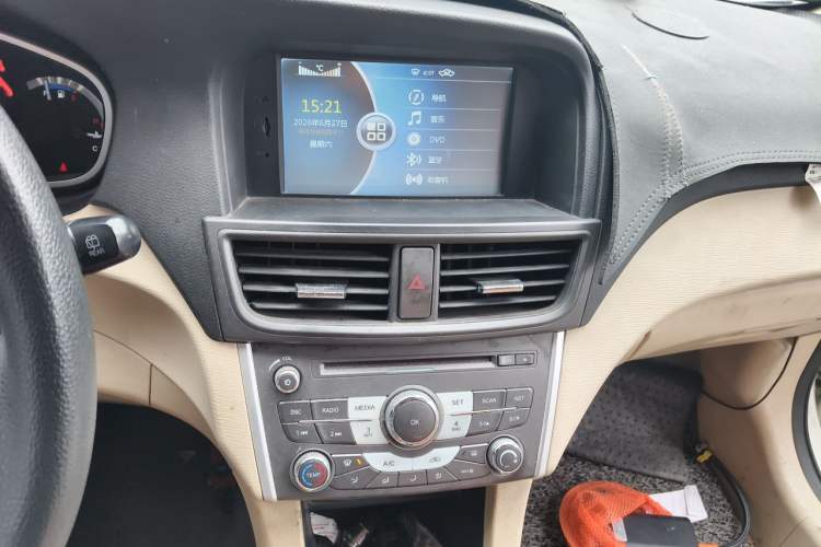 Used Soueast V6 Lingshi 2014 1.5L Manual Luxury Edition for Women Audio And AC Panel