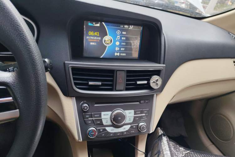Used Soueast V6 Lingshi 2014 1.5L Manual Luxury Edition for Women Audio And AC Panel