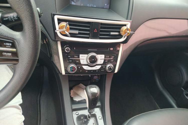 Used Soueast V6 Lingshi 2014 1.5T CVT FunControl Edition Audio And AC Panel