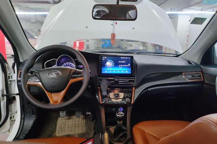 Used Soueast V6 Lingshi 2014 1.5L Manual Luxury Edition for Women Center Console