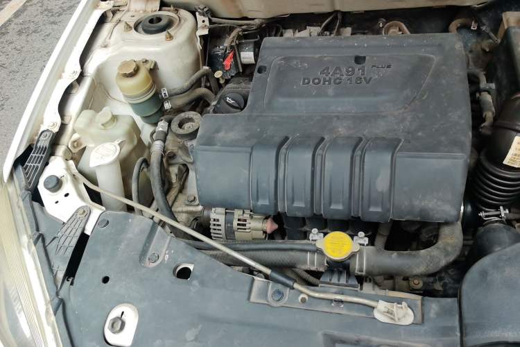 Used Soueast V6 Lingshi 2014 1.5L Manual Luxury Edition for Women Engine Bay Right