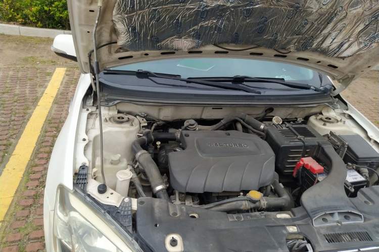 Used Soueast V6 Lingshi 2014 1.5T CVT FunControl Edition Engine Bay Right