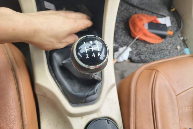 Used Soueast V6 Lingshi 2014 1.5L Manual Luxury Edition for Women Gear Lever