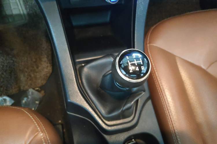 Used Soueast V6 Lingshi 2014 1.5L Manual Luxury Edition for Women Gear Lever