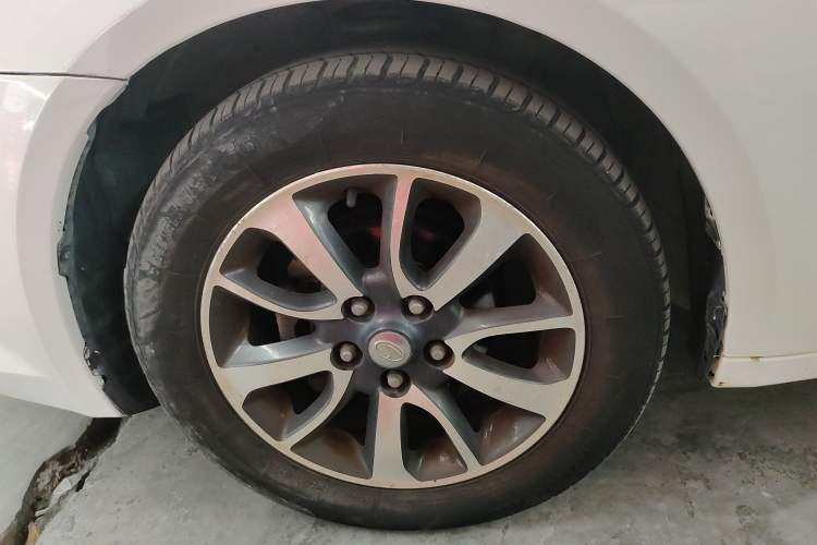 Used Soueast V6 Lingshi 2014 1.5L Manual Luxury Edition for Women Left Front Wheel Hub