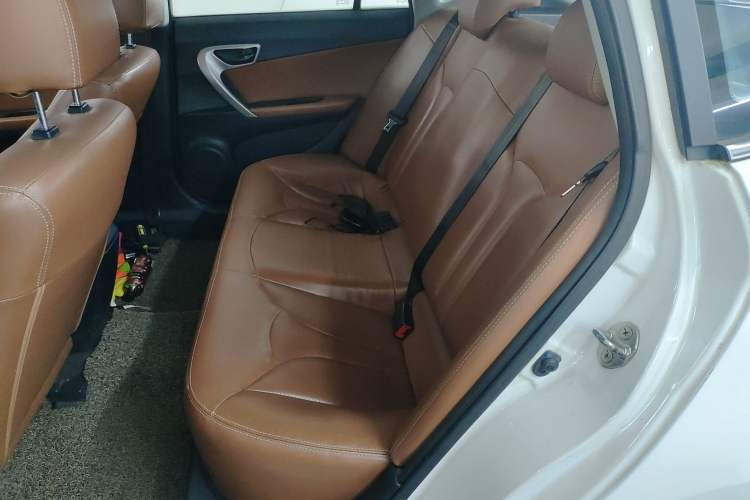 Used Soueast V6 Lingshi 2014 1.5L Manual Luxury Edition for Women Left Rear Seat
