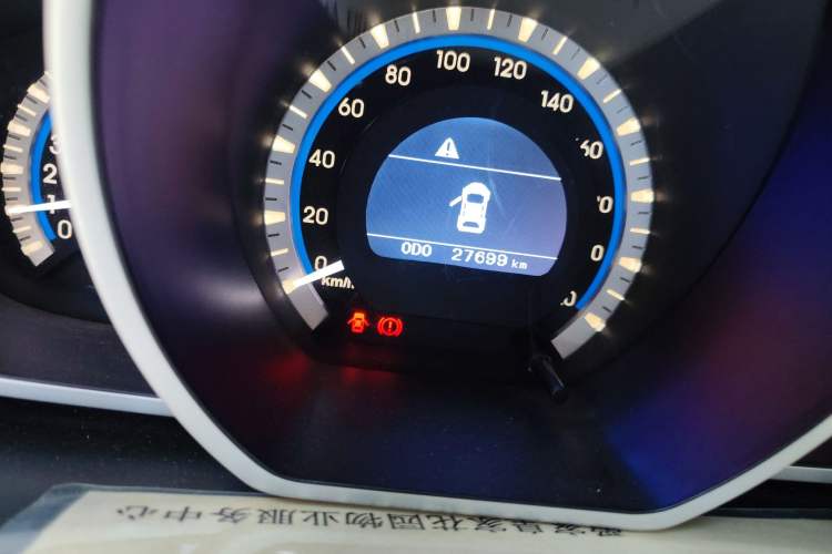 Used Soueast V6 Lingshi 2014 1.5L Manual Luxury Edition for Women Odometer Close Up