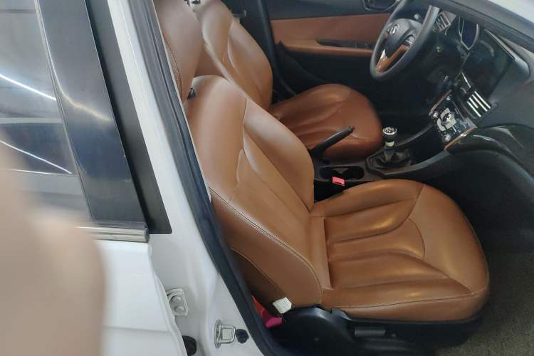 Used Soueast V6 Lingshi 2014 1.5L Manual Luxury Edition for Women Right Front Seat