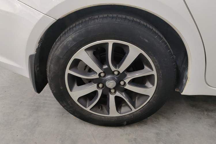 Used Soueast V6 Lingshi 2014 1.5L Manual Luxury Edition for Women Right Rear Wheel Hub