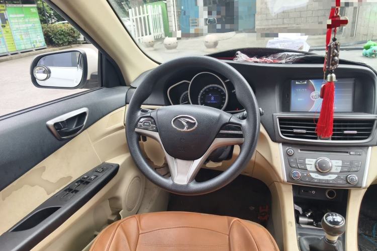 Used Soueast V6 Lingshi 2014 1.5L Manual Luxury Edition for Women Steering Wheel