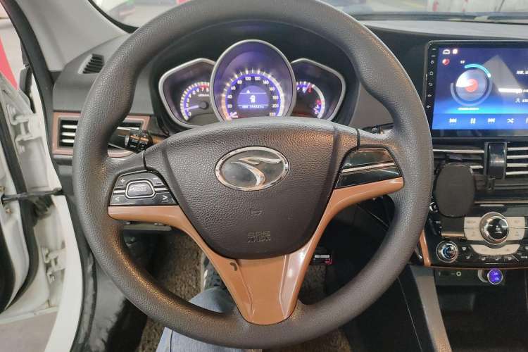 Used Soueast V6 Lingshi 2014 1.5L Manual Luxury Edition for Women Steering Wheel
