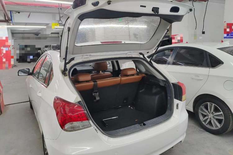 Used Soueast V6 Lingshi 2014 1.5L Manual Luxury Edition for Women Trunk