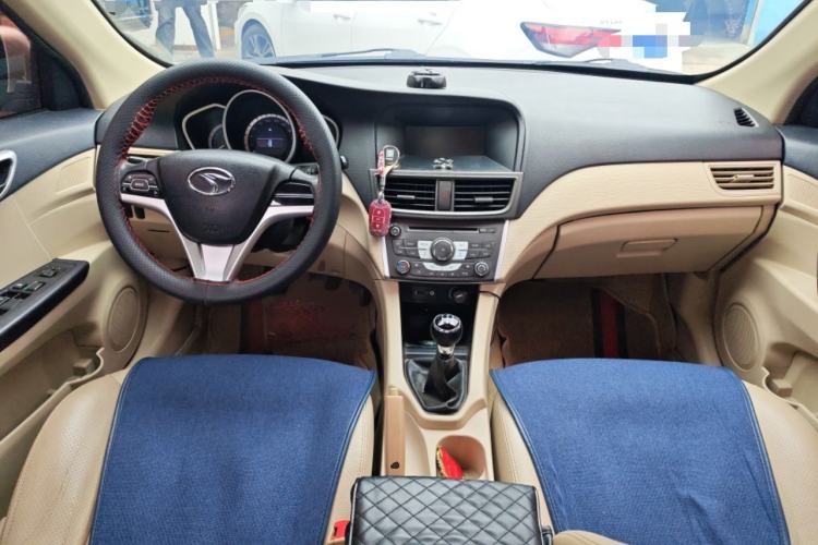 Used Soueast V6 Lingshi 2014 1.5L Manual Luxury Edition for Women Center Console