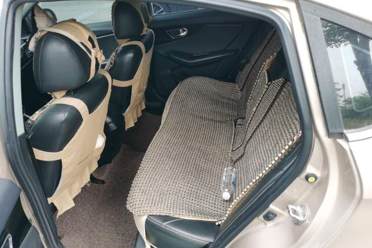 Used Soueast V6 Lingshi 2015 CROSS 1.5L Manual ZhiZun Model Left Rear Seat