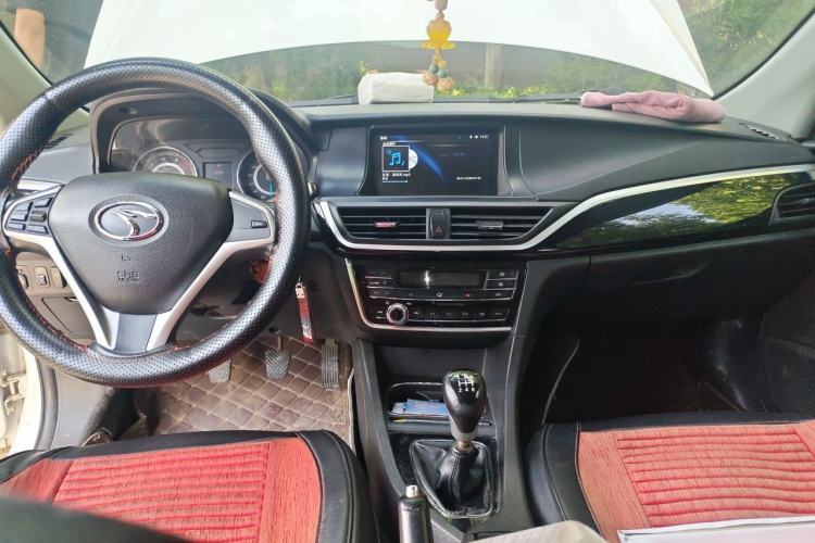 Used Soueast V6 Lingshi 2015 CROSS 1.5L Manual ZhiZun Model Center Console