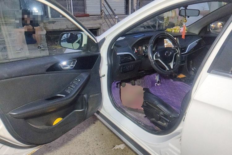 Used Soueast V6 Lingshi 2015 CROSS 1.5L Manual ZhiZun Model Driver Seat