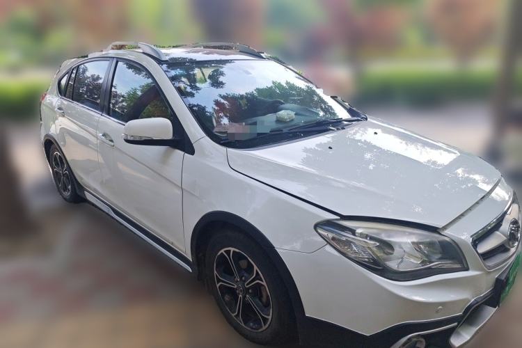 Used Soueast V6 Lingshi 2015 CROSS 1.5L Manual ZhiZun Model Front Right 45 Deg
