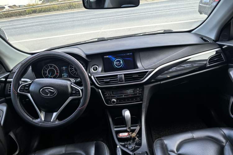 Used Soueast V6 Lingshi 2015 CROSS 1.5L CVT ZhiZun Model Interior 1