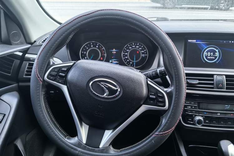 Used Soueast V6 Lingshi 2015 CROSS 1.5L CVT ZhiZun Model Interior 2