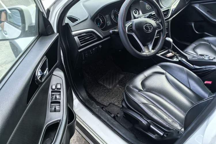 Used Soueast V6 Lingshi 2015 CROSS 1.5L CVT ZhiZun Model Interior 5