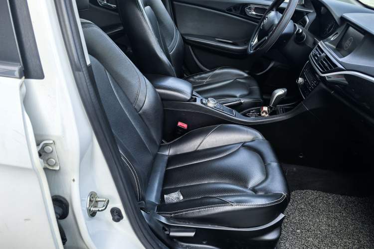 Used Soueast V6 Lingshi 2015 CROSS 1.5L CVT ZhiZun Model Interior 8