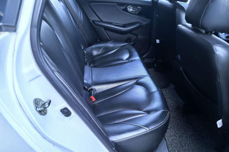 Used Soueast V6 Lingshi 2015 CROSS 1.5L CVT ZhiZun Model Interior 9