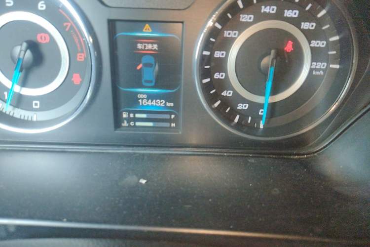 Used Soueast V6 Lingshi 2015 CROSS 1.5L Manual ZhiZun Model Odometer Close Up