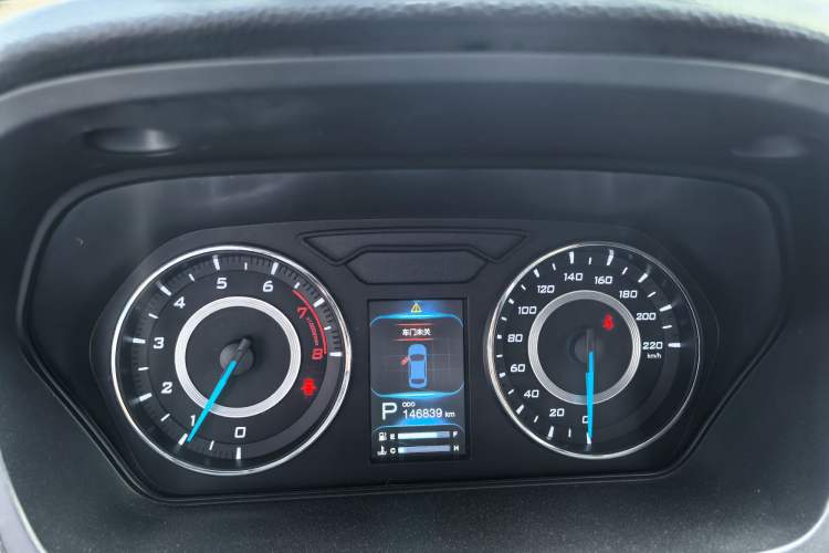 Used Soueast V6 Lingshi 2015 CROSS 1.5L CVT ZhiZun Model Odometer Close Up