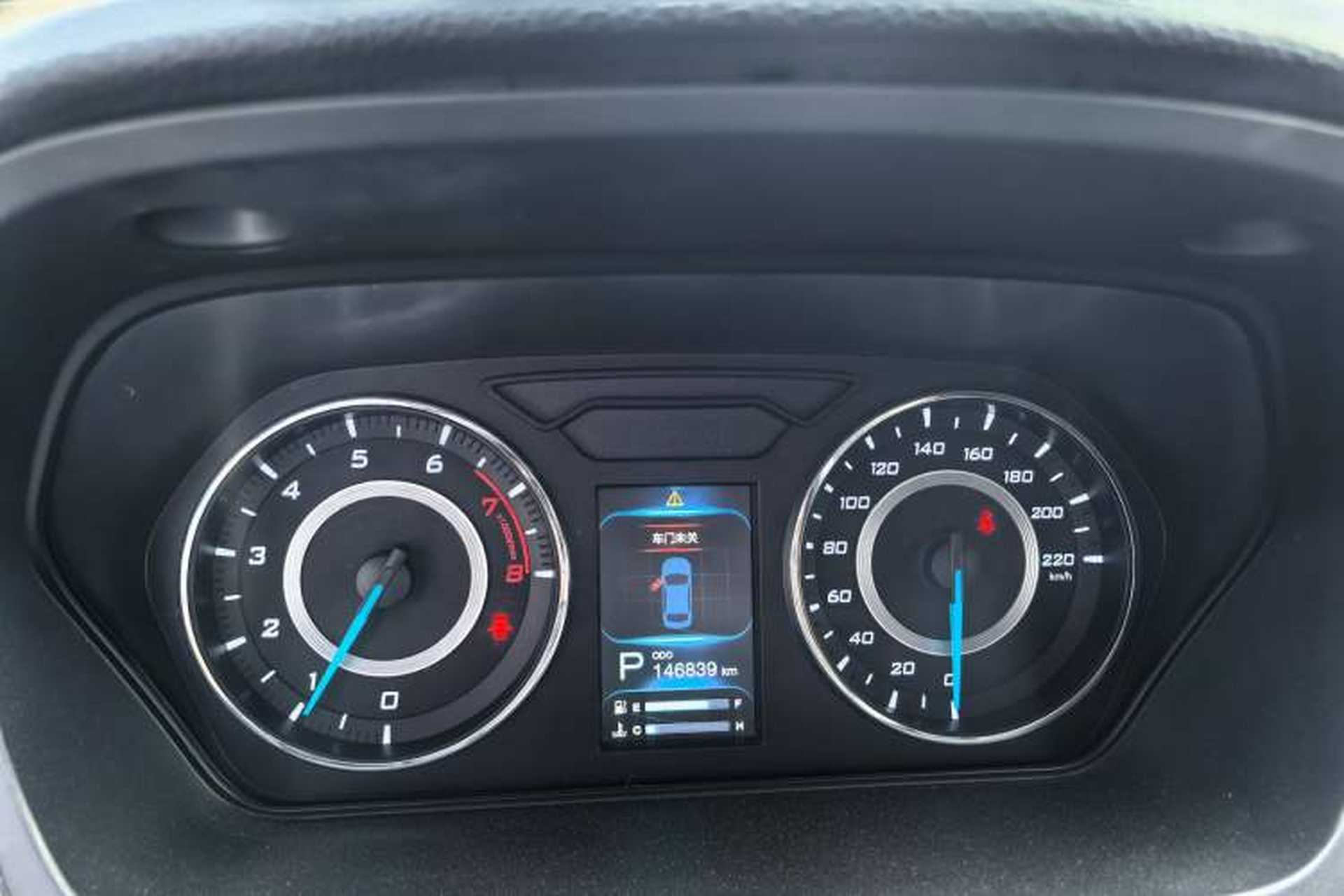 Used Soueast V6 Lingshi 2015 CROSS 1.5L CVT ZhiZun Model Odometer Close Up