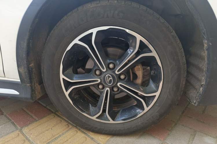 Used Soueast V6 Lingshi 2015 CROSS 1.5L Manual ZhiZun Model Right Front Wheel Hub