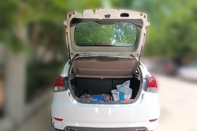 Used Soueast V6 Lingshi 2015 CROSS 1.5L Manual Smart Edition Trunk