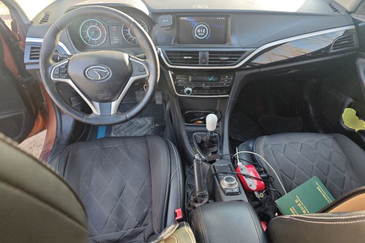 Used Soueast V6 Lingshi 2015 CROSS 1.5L Manual ZhiZun Model Center Console