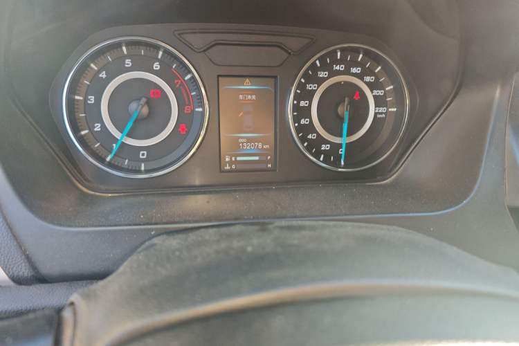 Used Soueast V6 Lingshi 2015 CROSS 1.5L Manual ZhiZun Model Odometer Close Up